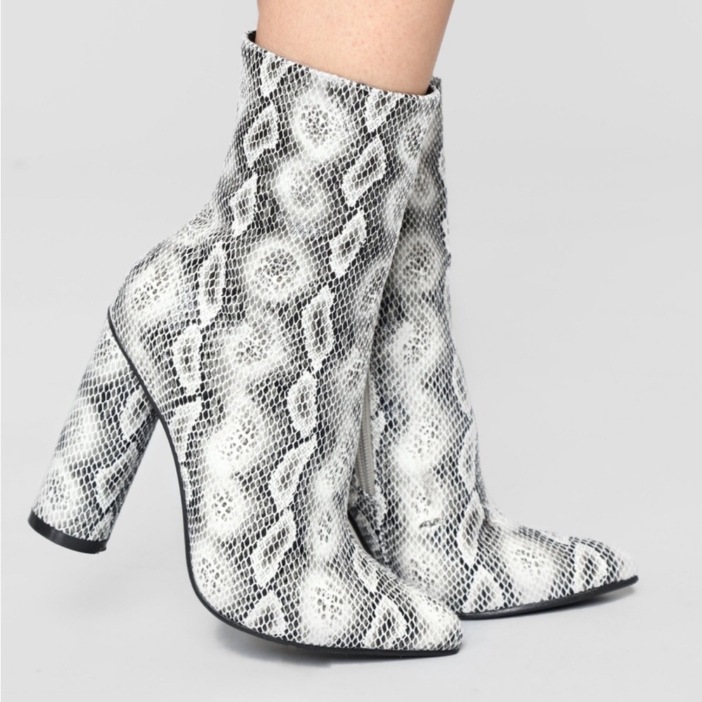 Snakeskin ankle boots size 6.5 in great condition!